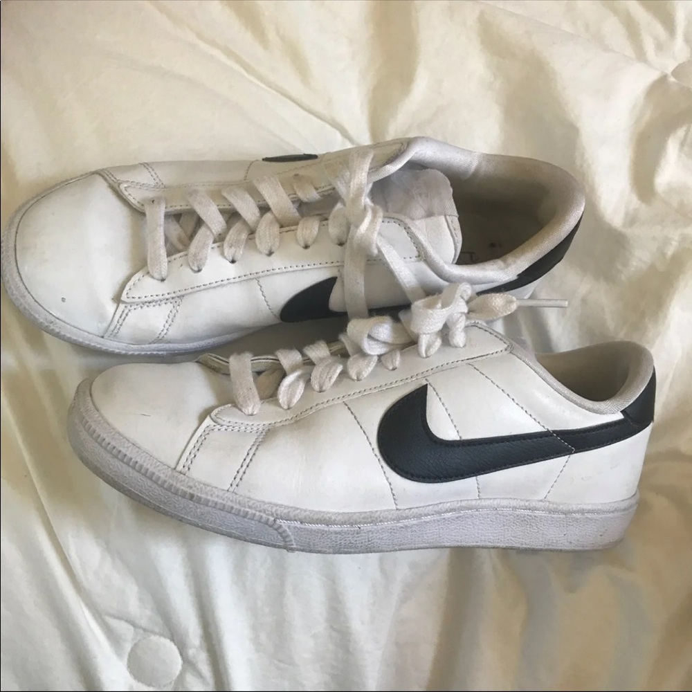 SOLD Nike’s Court Majestic Women’s Tennis Shoes